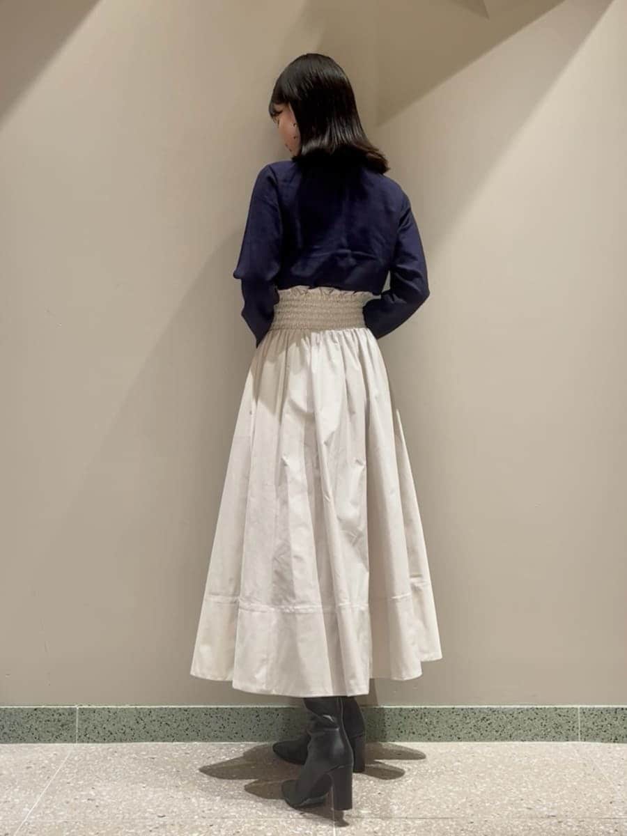 ブルー系のカーディガン/ボレロ、ホワイト系のスカート、パープル系のショルダーバッグを着用したレディースの夏コーディネートの3枚目の写真