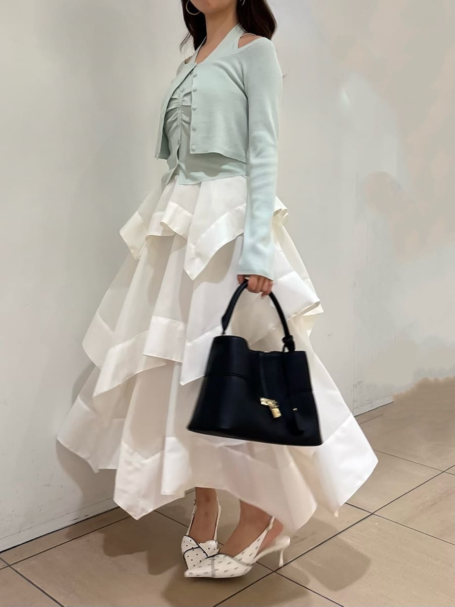 ホワイト系のスカート、グリーン系のカーディガン/ボレロ、その他のパンプスを着用したレディースの春コーディネートの2枚目の写真