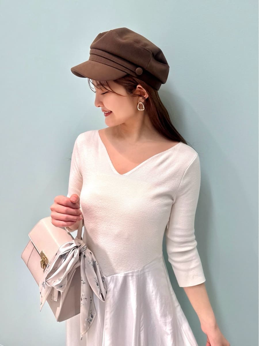 レッド系のブーツ、ベージュ系のトレンチコート、ベージュ系のハンドバッグを着用したレディースの冬コーディネートの7枚目の写真