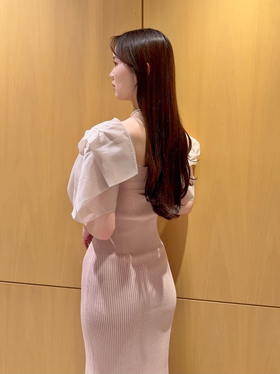 ピンク系のワンピース、ベージュ系のハンドバッグ、ホワイト系のネックレスを着用したレディースの春コーディネートの6枚目の写真