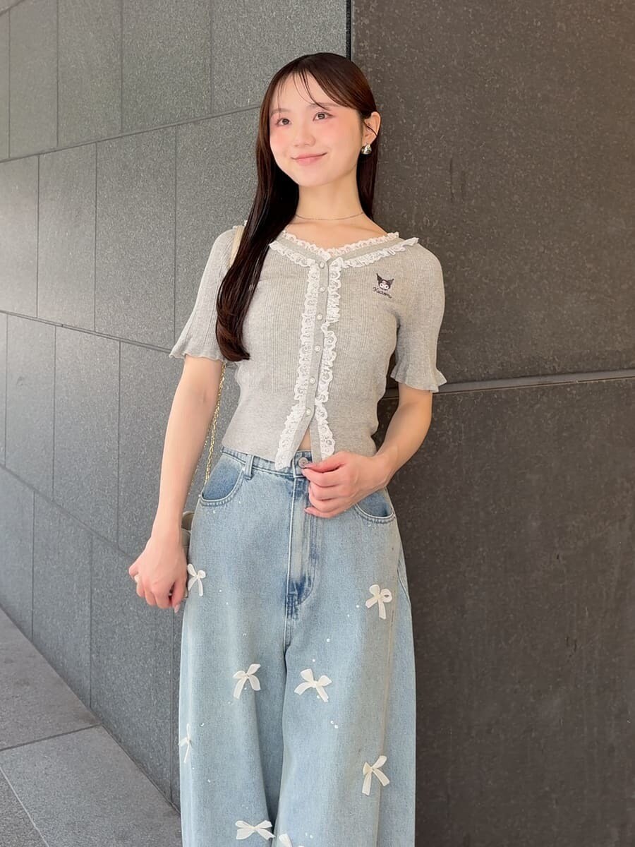 ブラウン系のサンダル、ブルー系のその他パンツを着用したレディースの夏コーディネートの4枚目の写真