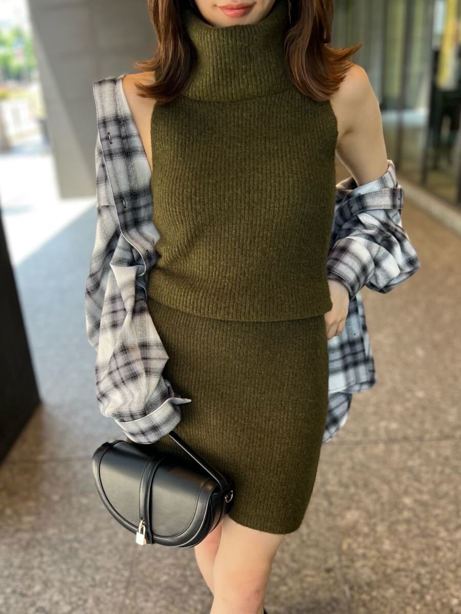 グリーン系のワンピース、ブラック系のシャツ/ブラウス、ブラック系のハンドバッグを着用したレディースの秋コーディネートの7枚目の写真