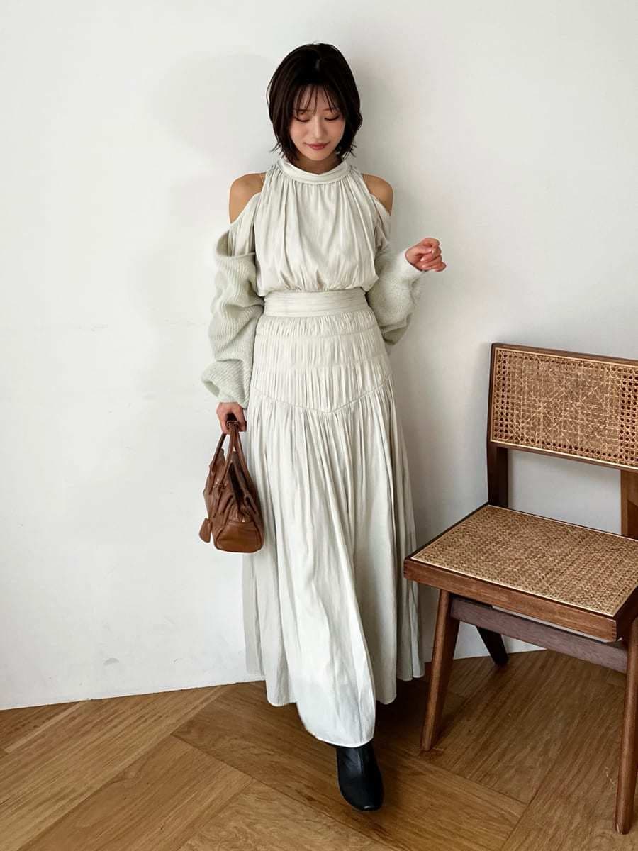 ブラック系のブーツ、グリーン系のワンピース、グリーン系のカーディガン/ボレロを着用したレディースの冬コーディネートの6枚目の写真