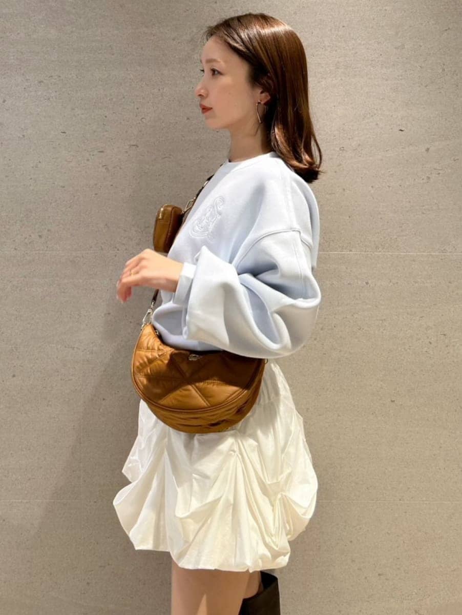 ホワイト系のその他パンツ、ブルー系のスウェットを着用したレディースの冬コーディネートの2枚目の写真