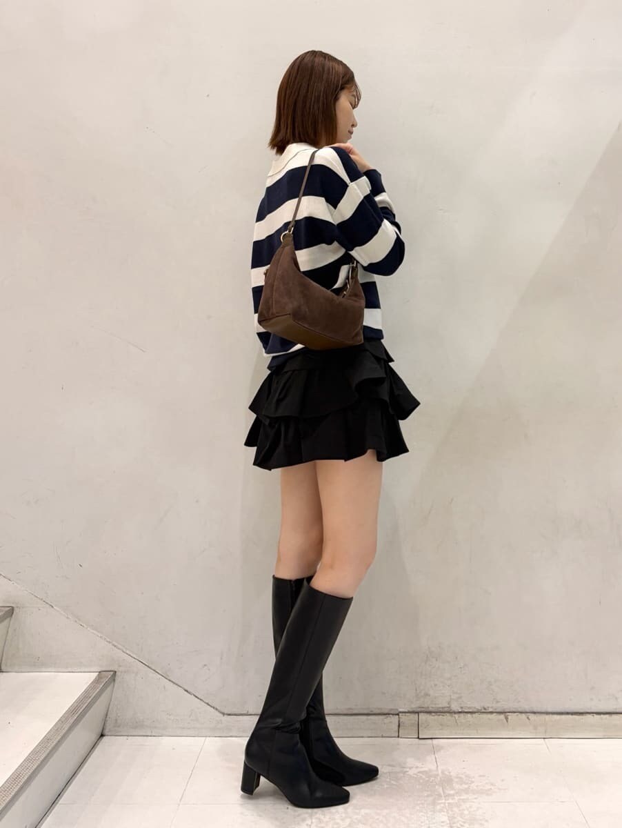 ブラック系のその他パンツ、ブルー系のポロシャツ、ブラック系のブーツを着用したレディースの夏コーディネートの3枚目の写真