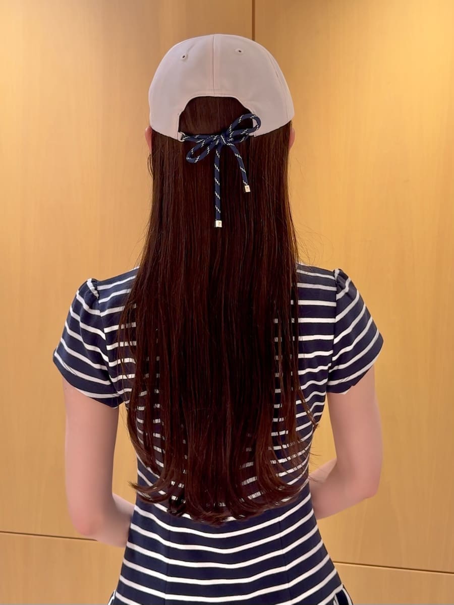 ブルー系のワンピース、ブラック系のサンダル、ブラック系のトートバッグを着用したレディースの夏コーディネートの8枚目の写真