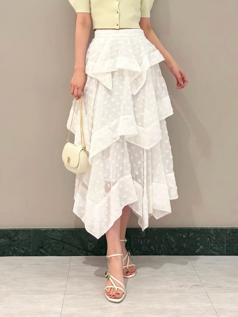 その他のスカート、イエロー系のカーディガン/ボレロ、ホワイト系のショルダーバッグを着用したレディースの春コーディネートの2枚目の写真