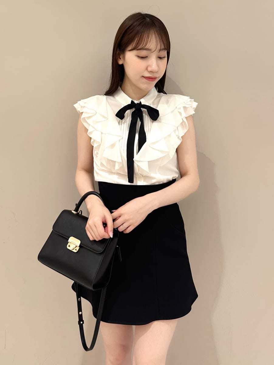 ホワイト系のシャツ/ブラウス、ブラック系のその他パンツ、ブラック系のサンダルを着用したレディースの夏コーディネートの2枚目の写真