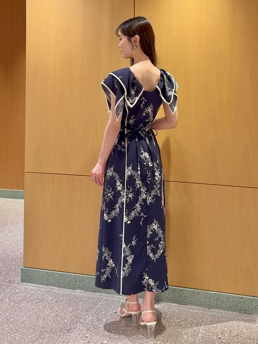 ブルー系のワンピース、ホワイト系のサンダル、ホワイト系のショルダーバッグを着用したレディースの春コーディネートの3枚目の写真