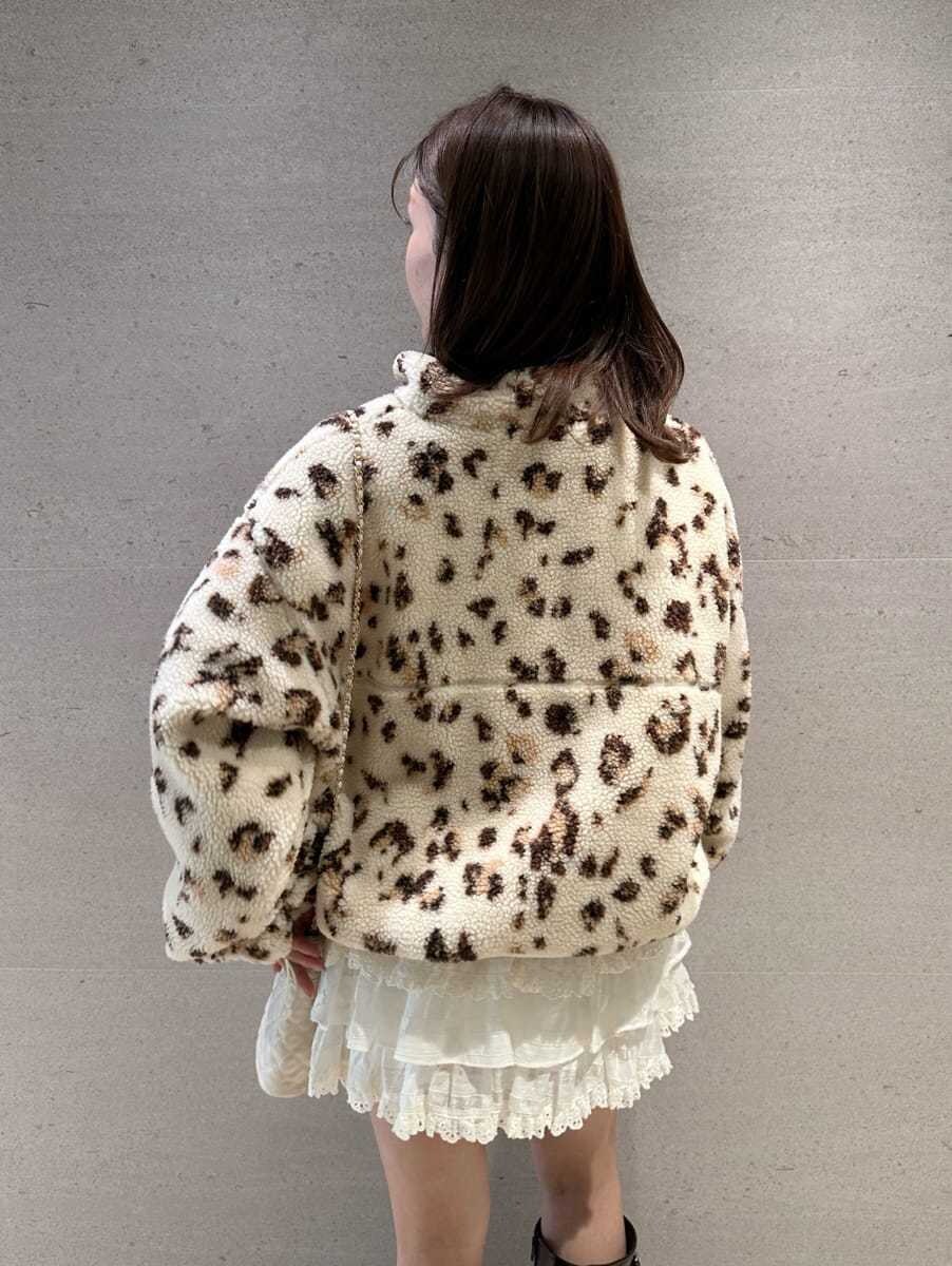 その他のTシャツ/カットソー、ホワイト系のその他パンツ、ブラウン系のブーツを着用したレディースの秋コーディネートの3枚目の写真