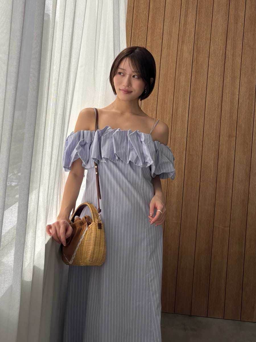 ブラウン系のかごバッグ、その他のワンピースを着用したレディースの夏コーディネートの4枚目の写真