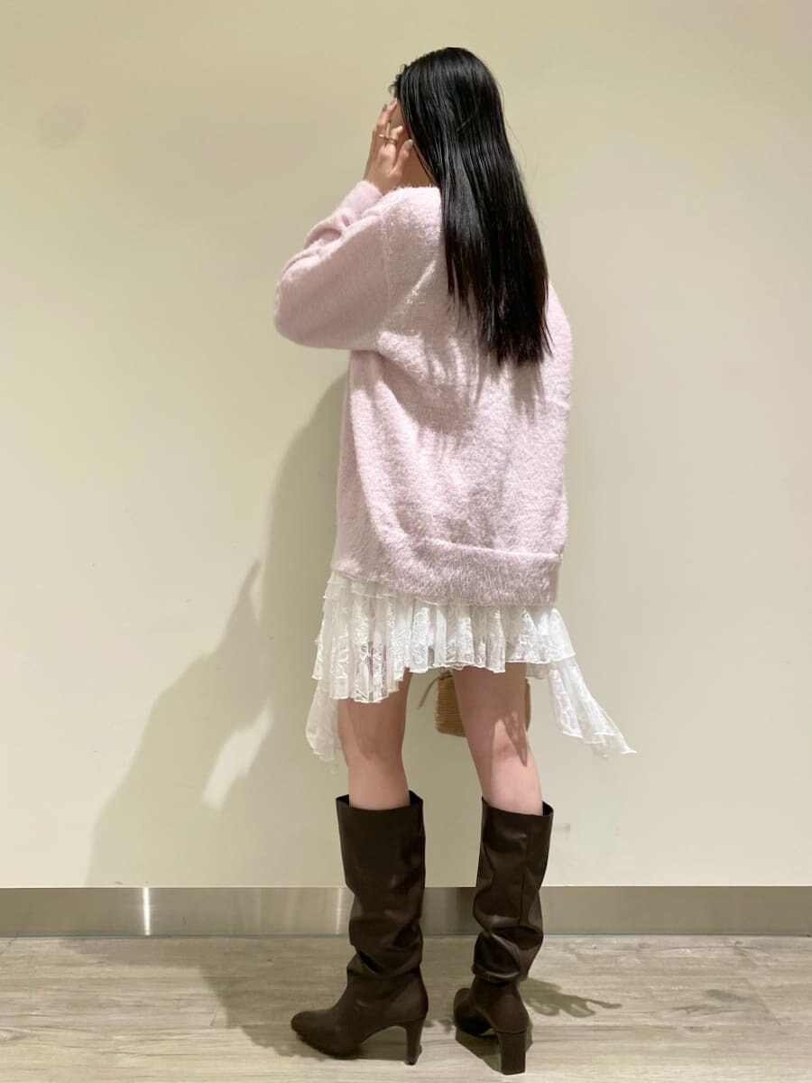 ホワイト系のワンピース、ピンク系のカーディガン/ボレロを着用したレディースの冬コーディネートの3枚目の写真