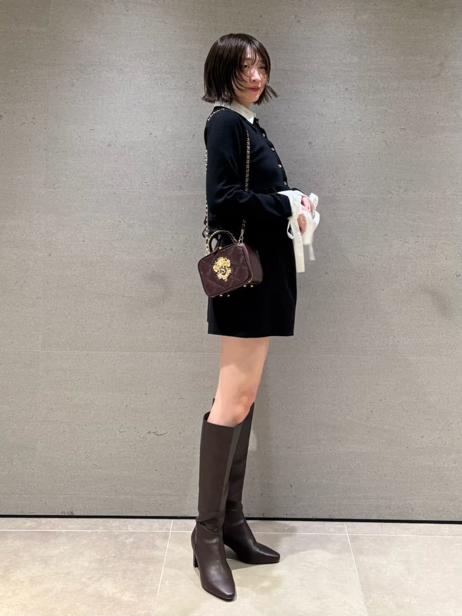 ブラック系のその他パンツ、ブラック系のカーディガン/ボレロ、レッド系のショルダーバッグを着用したレディースの夏コーディネートの3枚目の写真