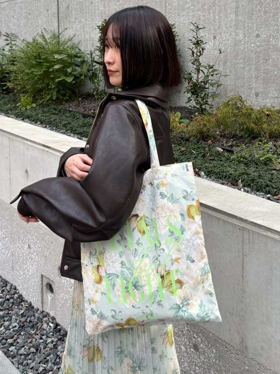 ブラウン系のブルゾン、グリーン系のワンピース、ブラウン系のパンプスを着用したレディースの冬コーディネートの4枚目の写真