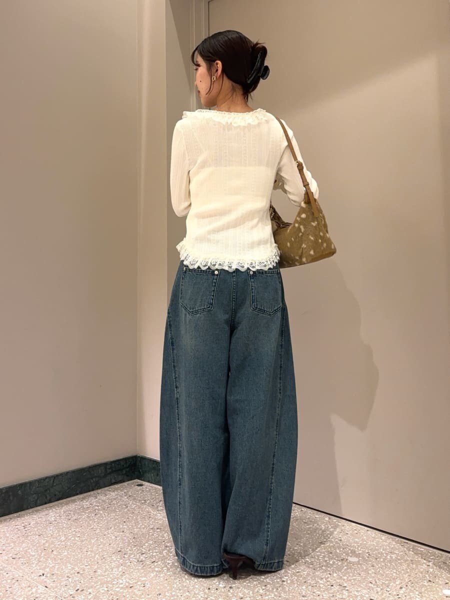 ブルー系のデニムパンツ、ホワイト系のニット/セーター、ブラウン系のサンダルを着用したレディースの夏コーディネートの4枚目の写真