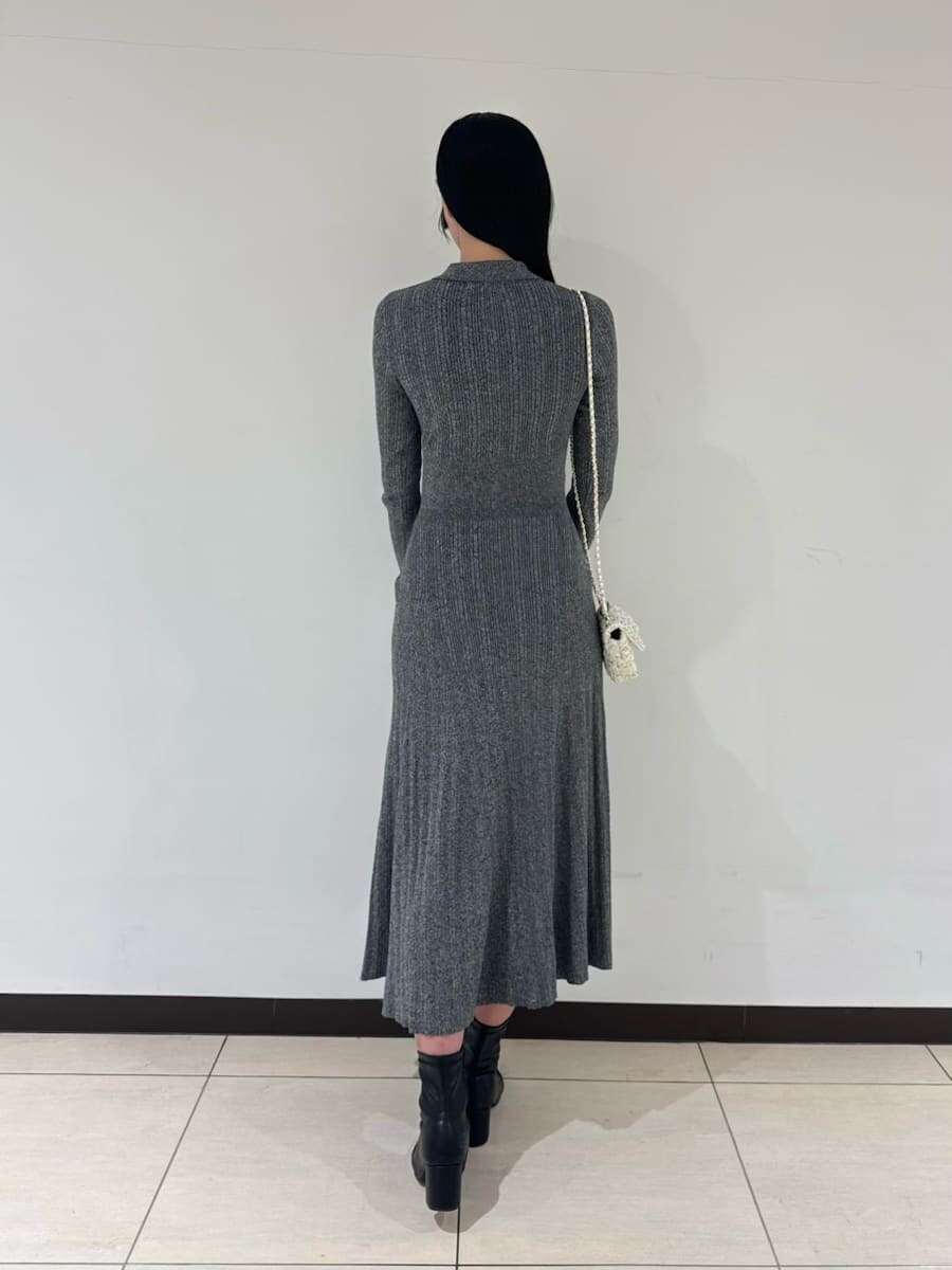 その他のワンピース、ホワイト系のショルダーバッグを着用したレディースの秋コーディネートの3枚目の写真