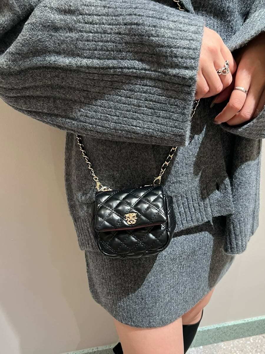 グレー系のカーディガン/ボレロ、グレー系のワンピース、ブラック系のショルダーバッグを着用したレディースの秋コーディネートの7枚目の写真