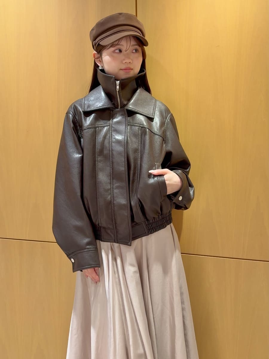 ブラウン系のブルゾン、ホワイト系のショルダーバッグ、ピンク系のワンピースを着用したレディースの冬コーディネートの8枚目の写真