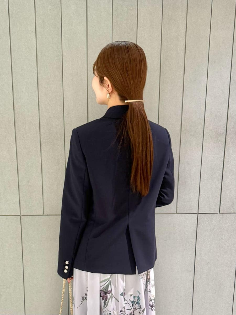 ブルー系のテーラードジャケット、パープル系のワンピース、ホワイト系のショルダーバッグを着用したレディースの春コーディネートの10枚目の写真