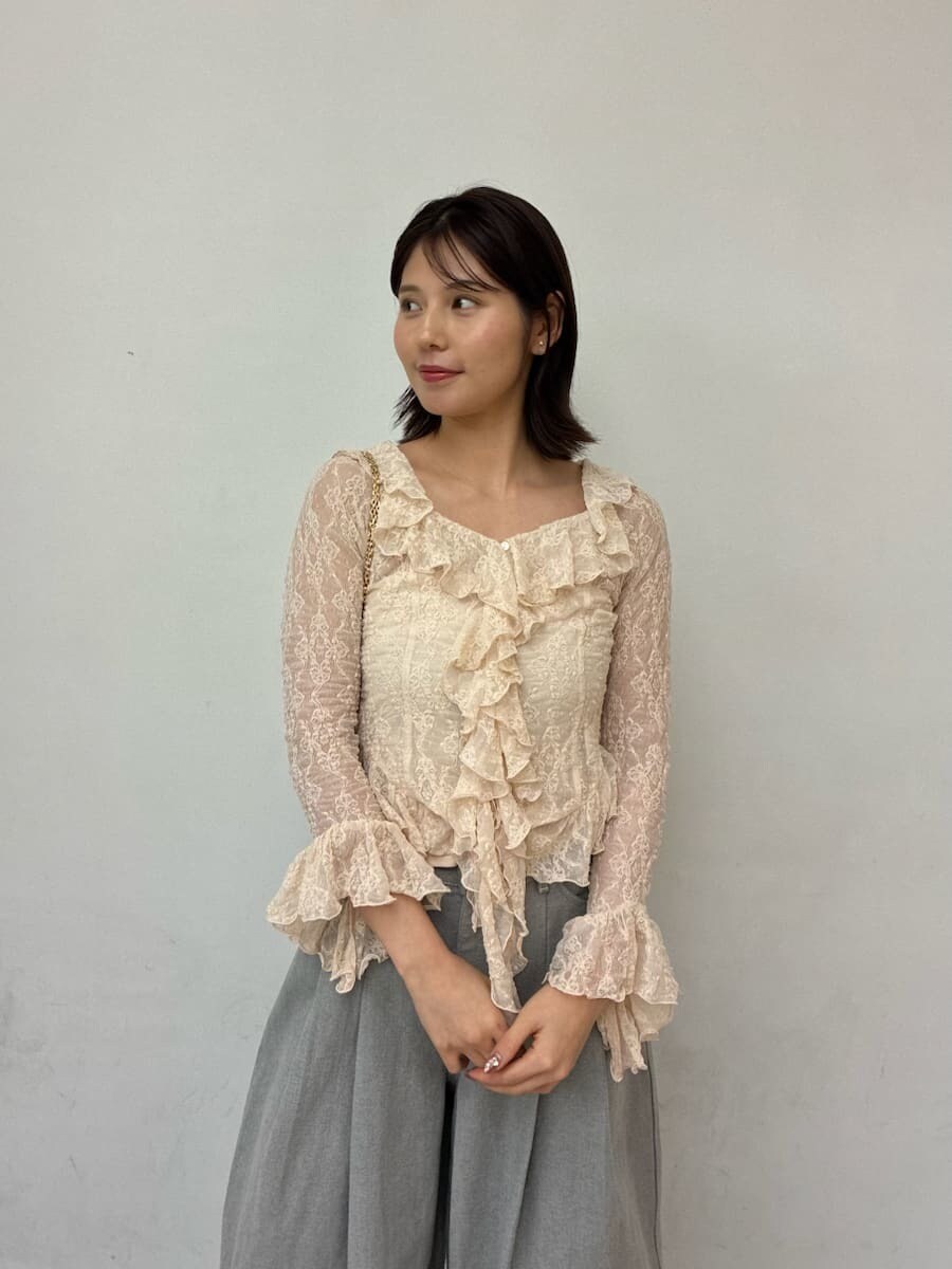 ピンク系のTシャツ/カットソー、イエロー系のショルダーバッグ、ブラック系のその他シューズを着用したレディースの冬コーディネートの6枚目の写真