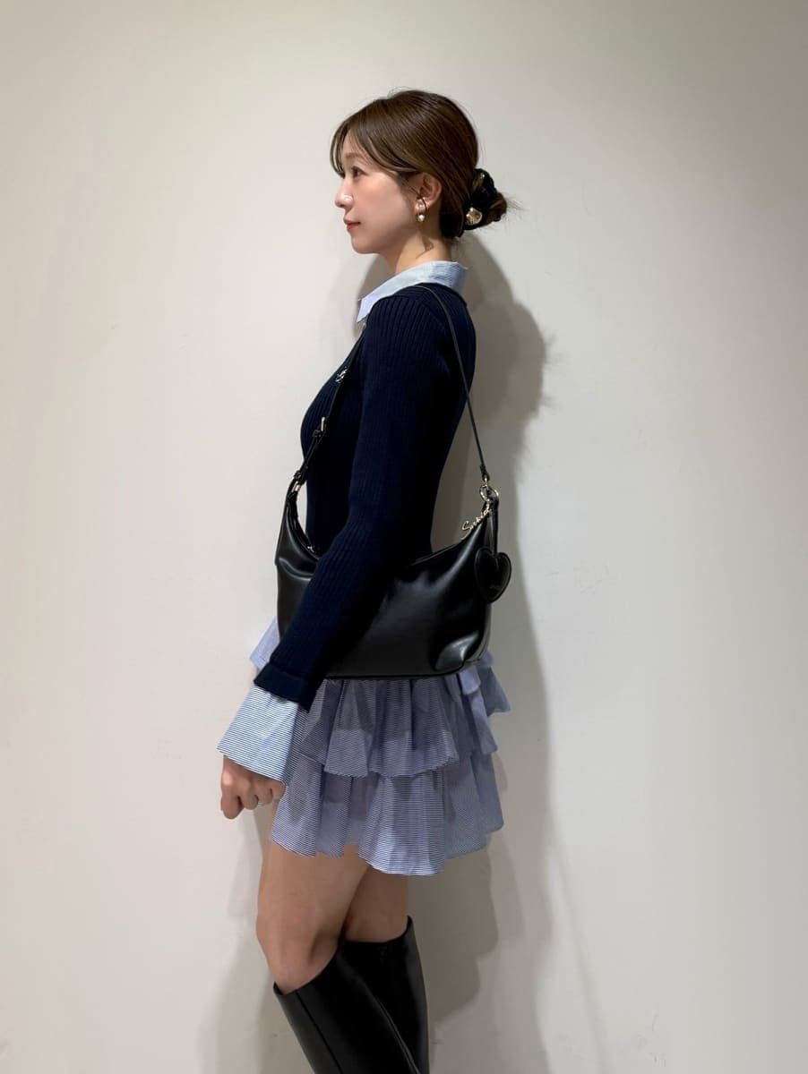 ブルー系のワンピース、ブラック系のブーツ、ブラック系のショルダーバッグを着用したレディースの秋コーディネートの4枚目の写真