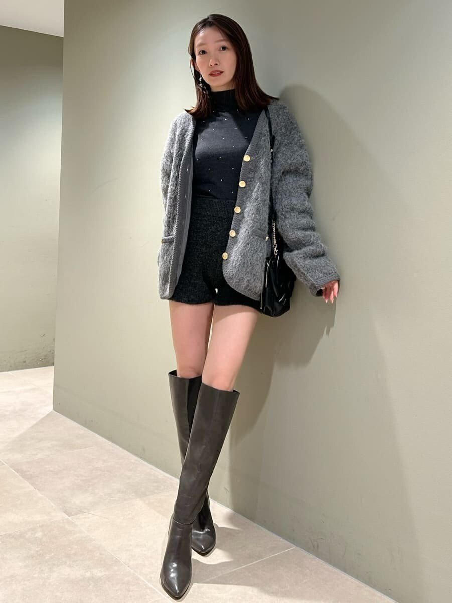 グレー系のブーツ、グレー系のノーカラージャケット、グレー系のその他パンツを着用したレディースの冬コーディネートの6枚目の写真