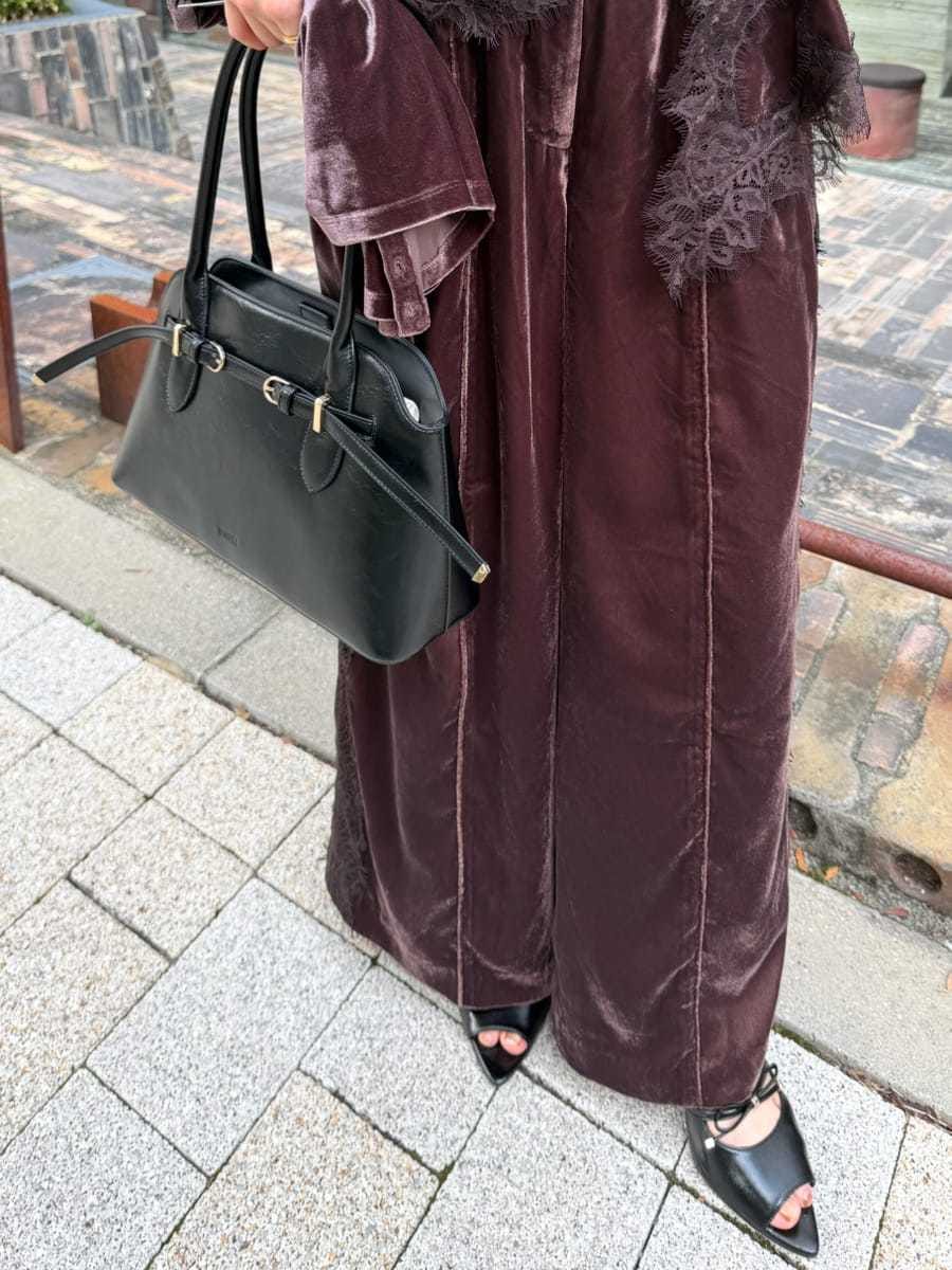 ブラウン系のその他パンツ、ブルー系のキャミソール、ブラック系のサンダルを着用したレディースの秋コーディネートの5枚目の写真