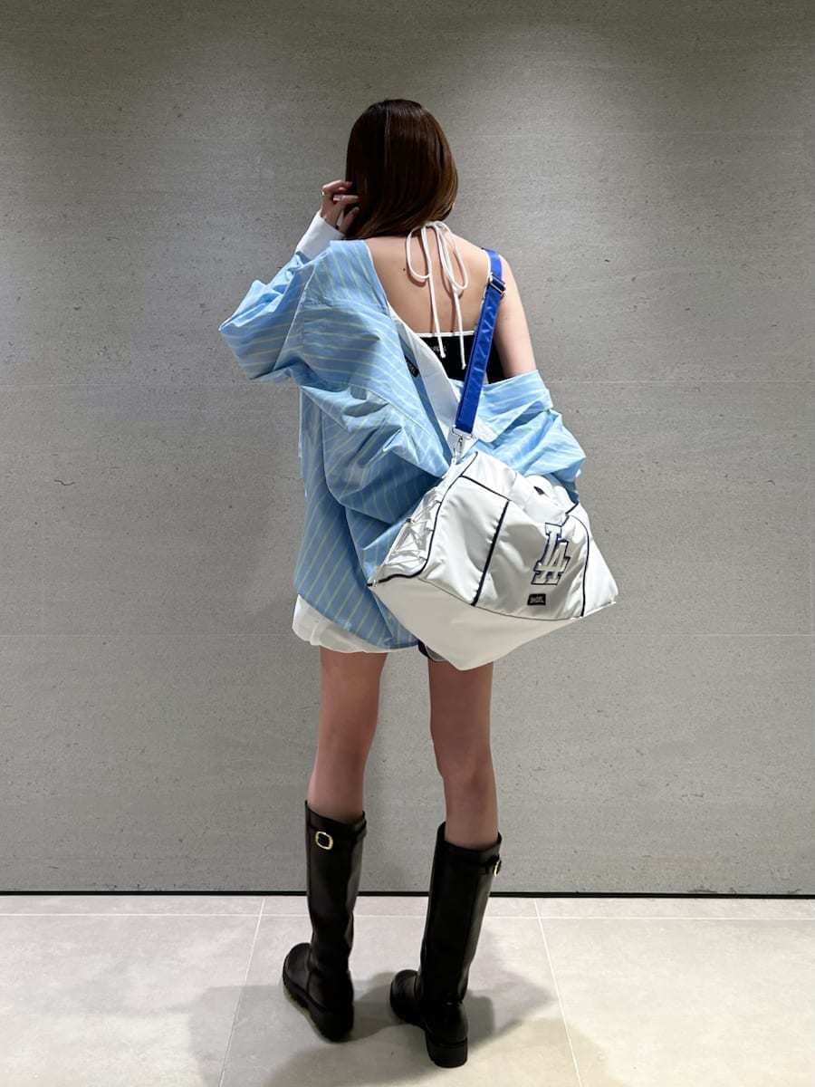 ブルー系のワンピース、ブルー系のシャツ/ブラウス、シルバー系のキーケース/キーアクセサリーを着用したレディースの春コーディネートの9枚目の写真