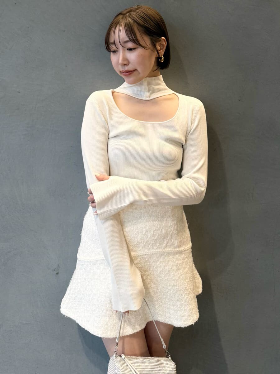 ホワイト系のダウンジャケット/コート、ホワイト系のニット/セーターを着用したレディースの冬コーディネートの6枚目の写真