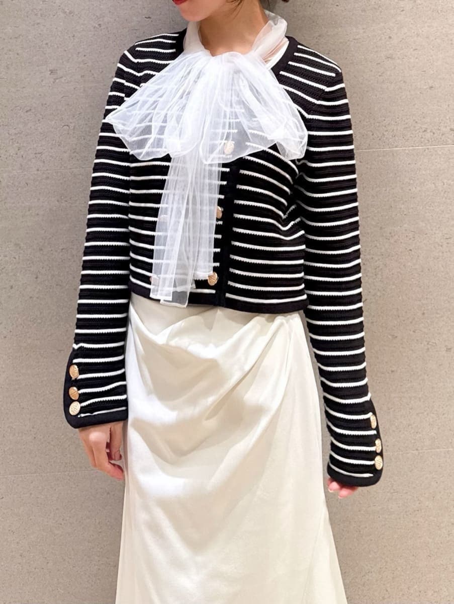 ホワイト系のスカート、ホワイト系のシャツ/ブラウス、その他のカーディガン/ボレロを着用したレディースの冬コーディネートの3枚目の写真