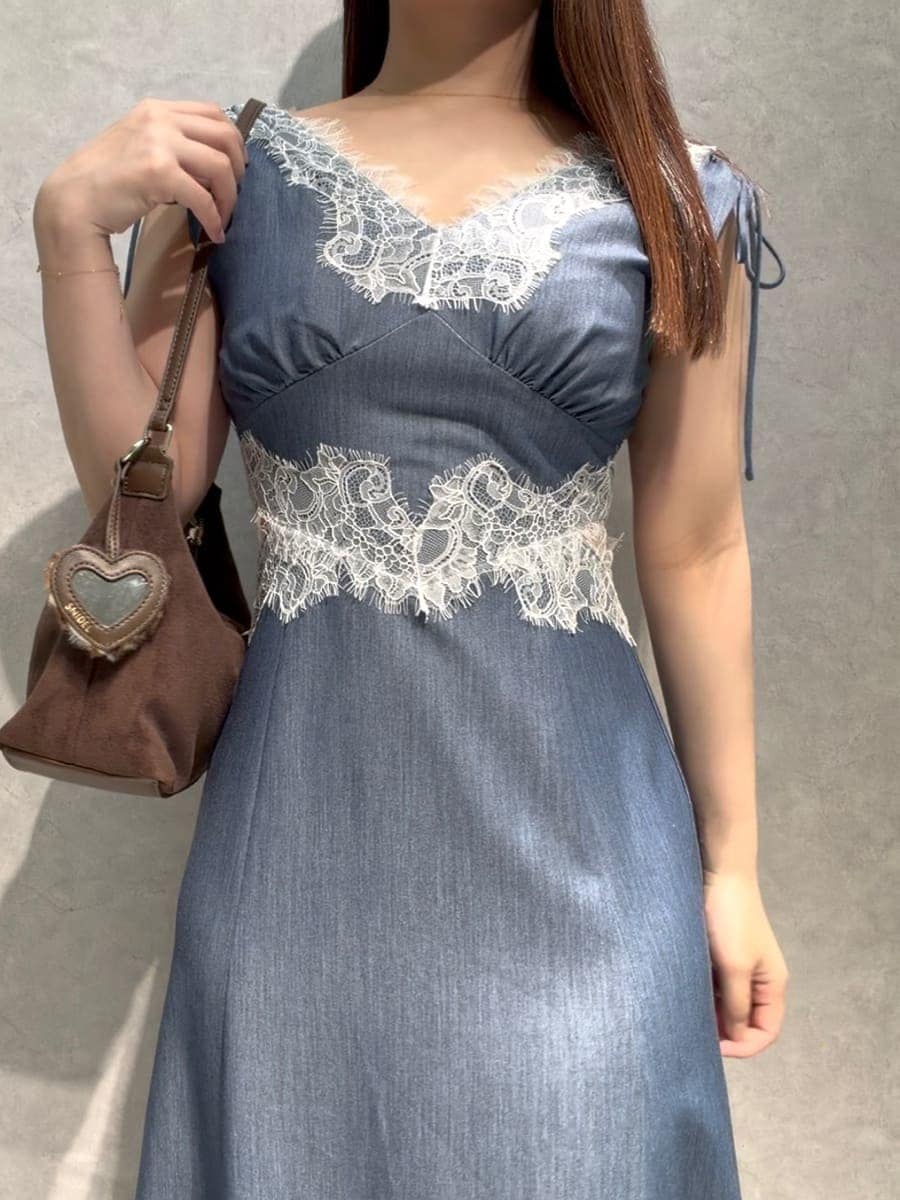 ブルー系のワンピース、ブラウン系のサンダル、ブラウン系のショルダーバッグを着用したレディースの夏コーディネートの6枚目の写真