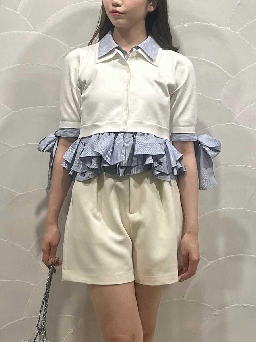 ホワイト系のその他パンツ、ホワイト系のニット/セーター、ベージュ系のサンダルを着用したレディースの春コーディネートの4枚目の写真