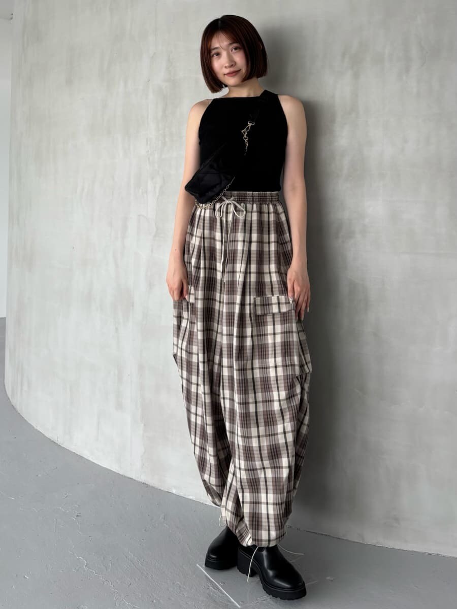 ブラック系のニット/セーター、ベージュ系のその他パンツ、ブラック系のショルダーバッグを着用したレディースの夏コーディネートの2枚目の写真