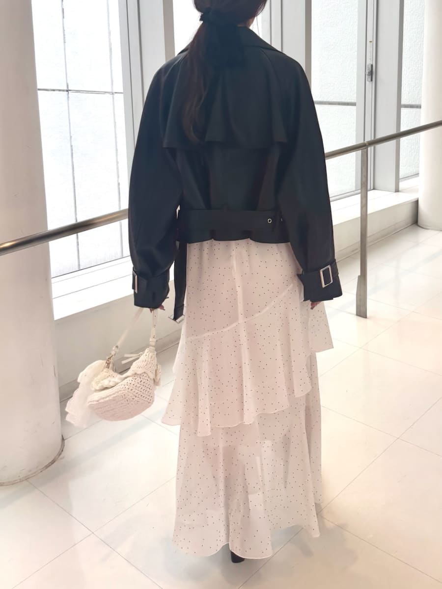 ブラック系のブーツ、その他のワンピース、ブラック系のトレンチコートを着用したレディースの冬コーディネートの4枚目の写真