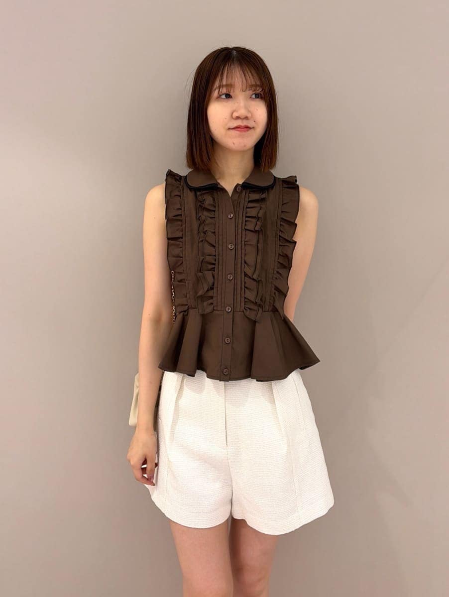 ホワイト系のサンダル、ホワイト系のその他パンツ、ブラウン系のシャツ/ブラウスを着用したレディースの夏コーディネートの2枚目の写真