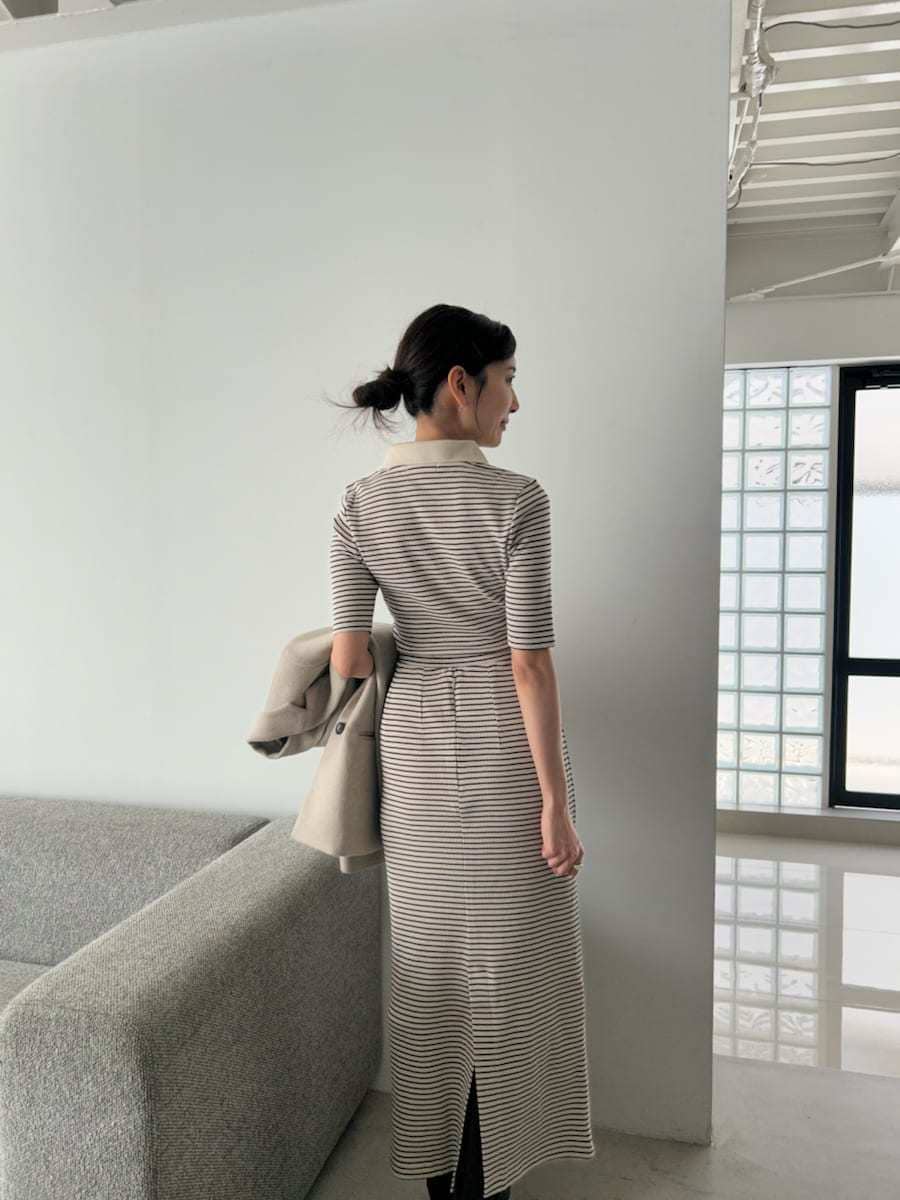 ホワイト系のワンピース、ブラウン系のブーツを着用したレディースの秋コーディネートの4枚目の写真