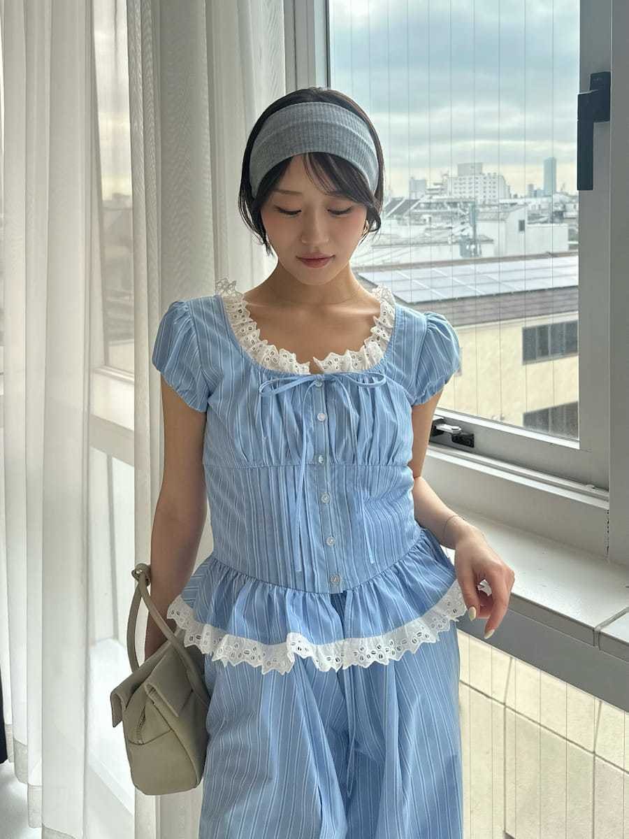 ブラウン系のサンダル、ブルー系のその他パンツ、その他のシャツ/ブラウスを着用したレディースの春コーディネートの4枚目の写真