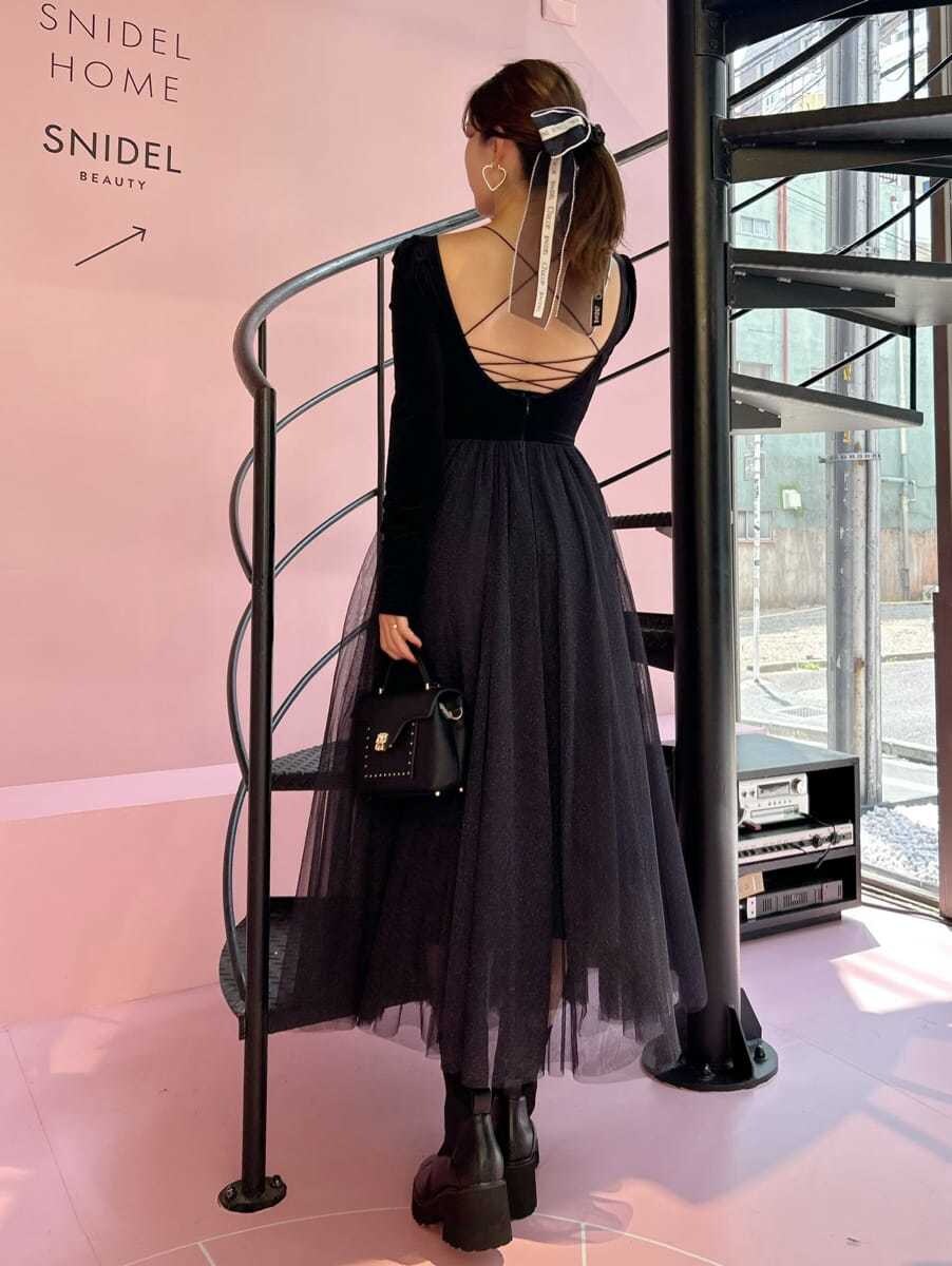 ブラック系のワンピース、ブラック系のショルダーバッグ、ブラック系のその他ヘアアクセサリーを着用したレディースの夏コーディネートの2枚目の写真