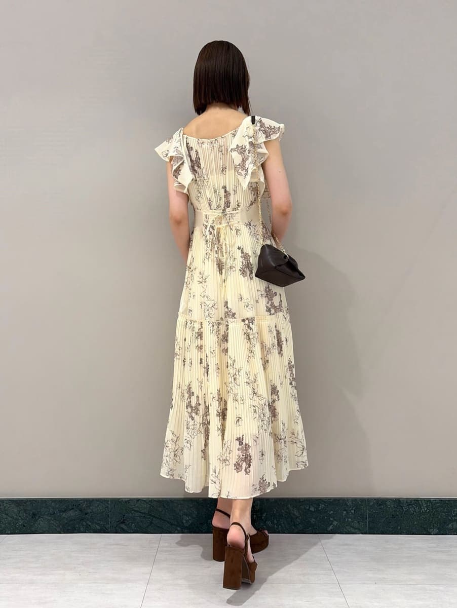 イエロー系のワンピース、ブラウン系のサンダルを着用したレディースの夏コーディネートの3枚目の写真