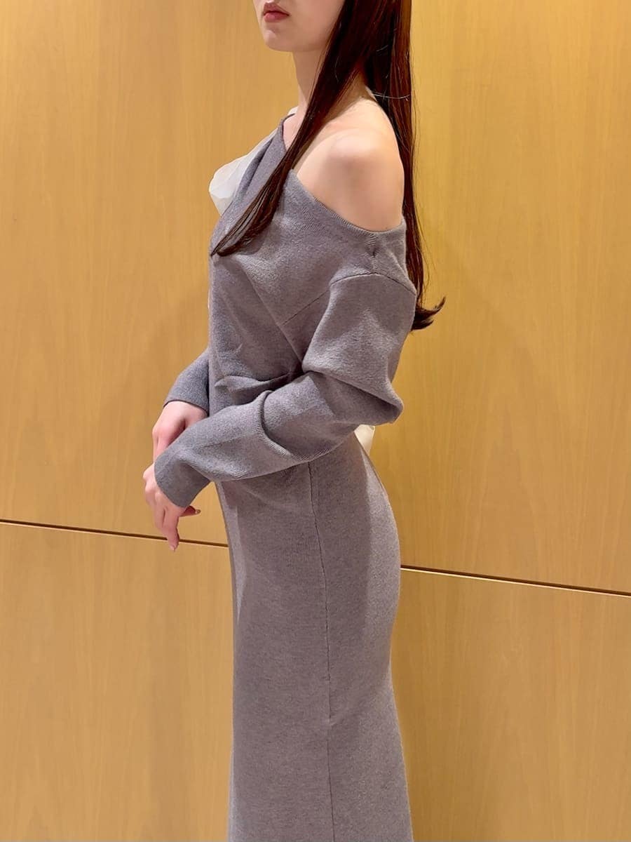 グレー系のワンピースを着用したレディースの冬コーディネートの6枚目の写真