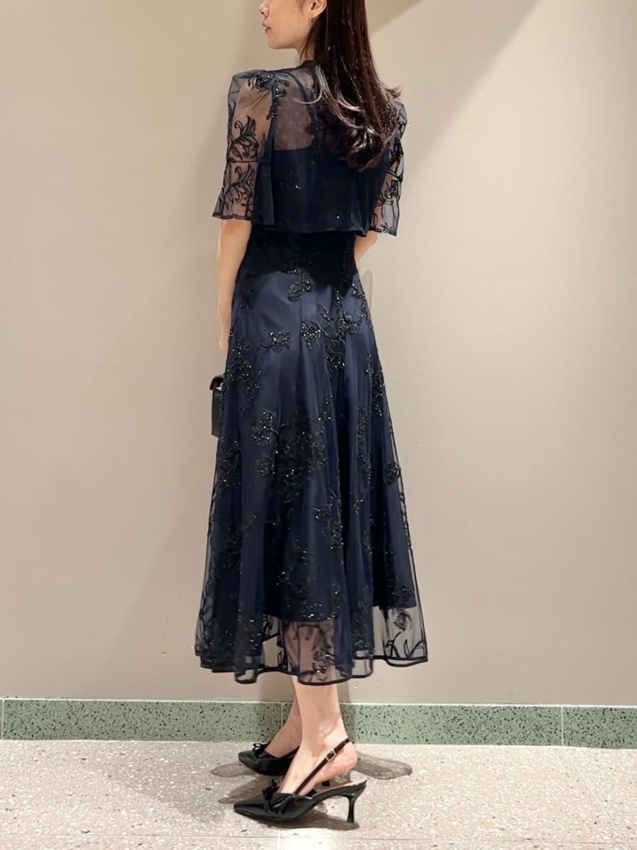 ブルー系のワンピース、ブラック系のショルダーバッグを着用したレディースの秋コーディネートの2枚目の写真