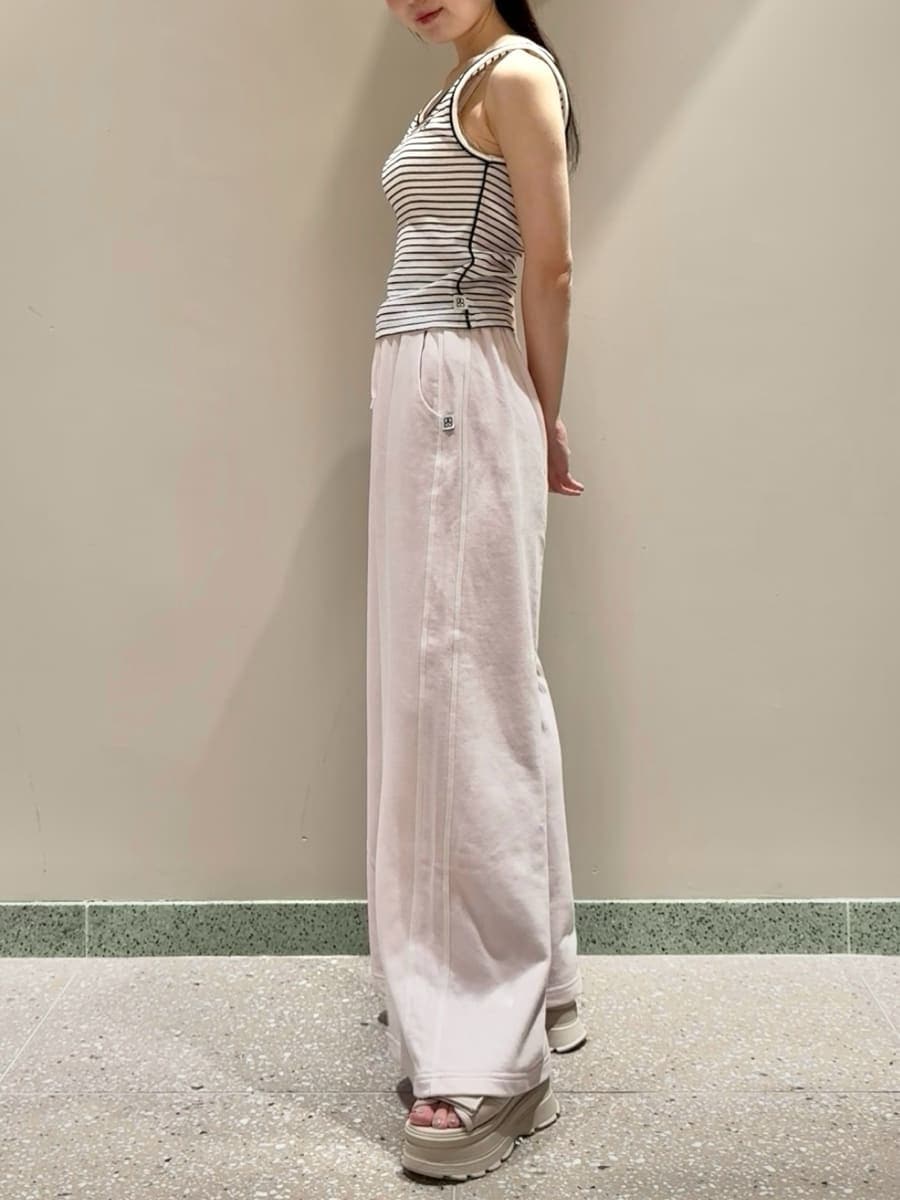 ピンク系のパーカー、その他のタンクトップ、ピンク系のスウェットパンツを着用したレディースの夏コーディネートの5枚目の写真