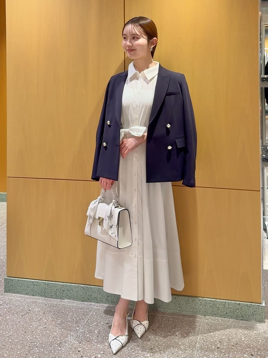 ブルー系のテーラードジャケット、ホワイト系のワンピース、その他のパンプスを着用したレディースの冬コーディネートの4枚目の写真