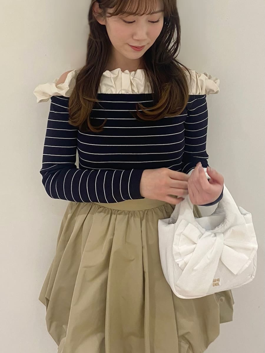 ベージュ系のその他パンツ、その他のニット/セーターを着用したレディースの冬コーディネートの4枚目の写真