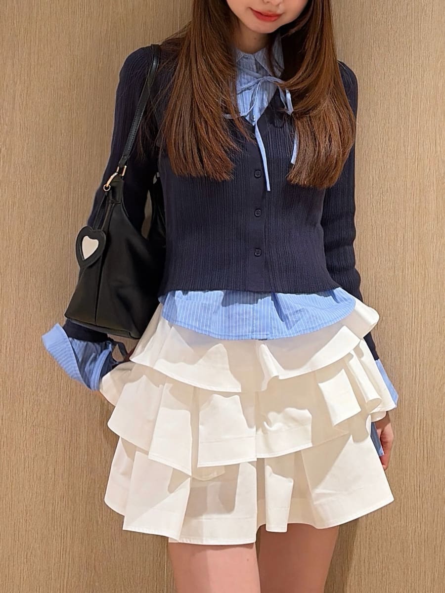 ホワイト系のその他パンツ、ブルー系のニット/セーター、ブラック系のショルダーバッグを着用したレディースの夏コーディネートの3枚目の写真