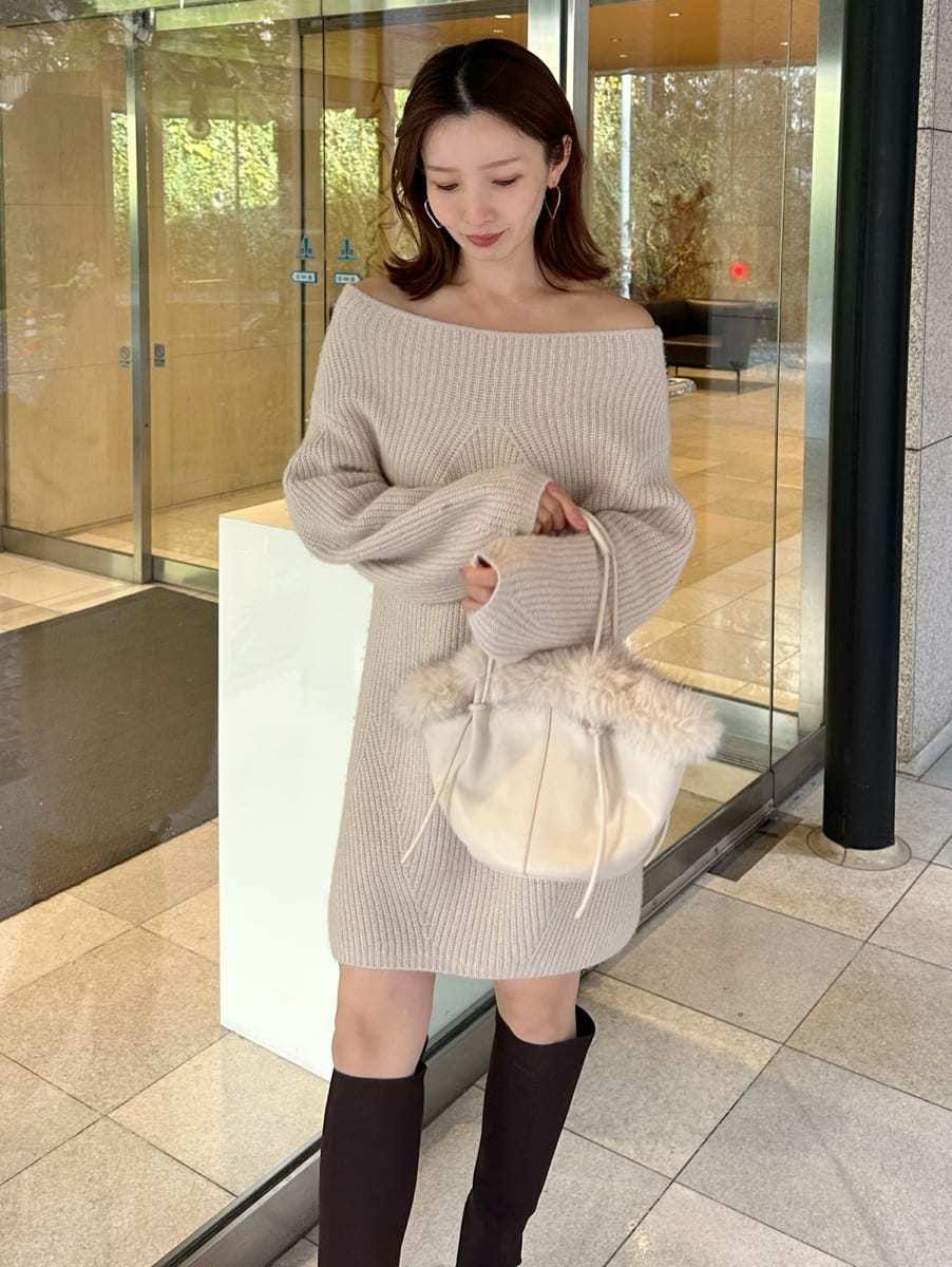 ホワイト系のハンドバッグ、ベージュ系のワンピースを着用したレディースの冬コーディネートの7枚目の写真