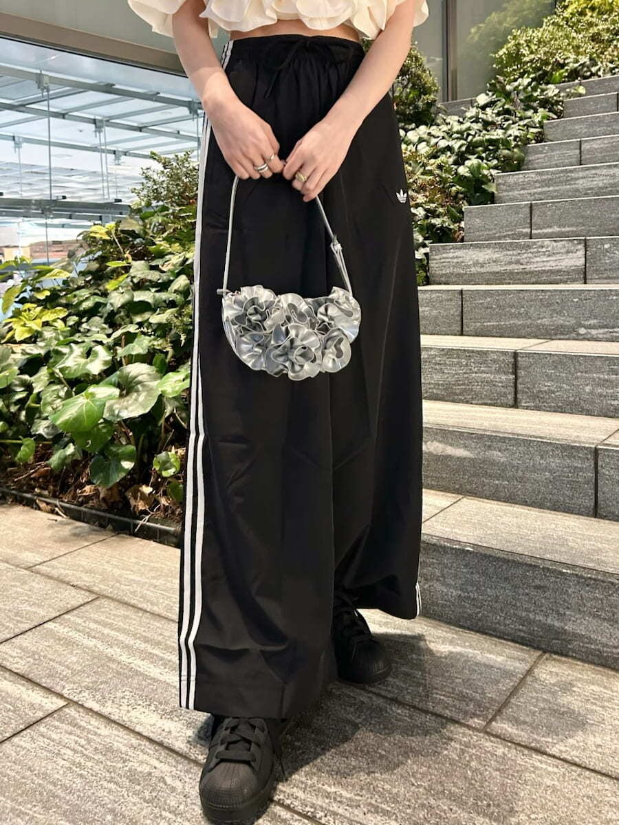 ホワイト系のシャツ/ブラウス、ブラック系のその他パンツ、シルバー系のハンドバッグを着用したレディースの春コーディネートの6枚目の写真