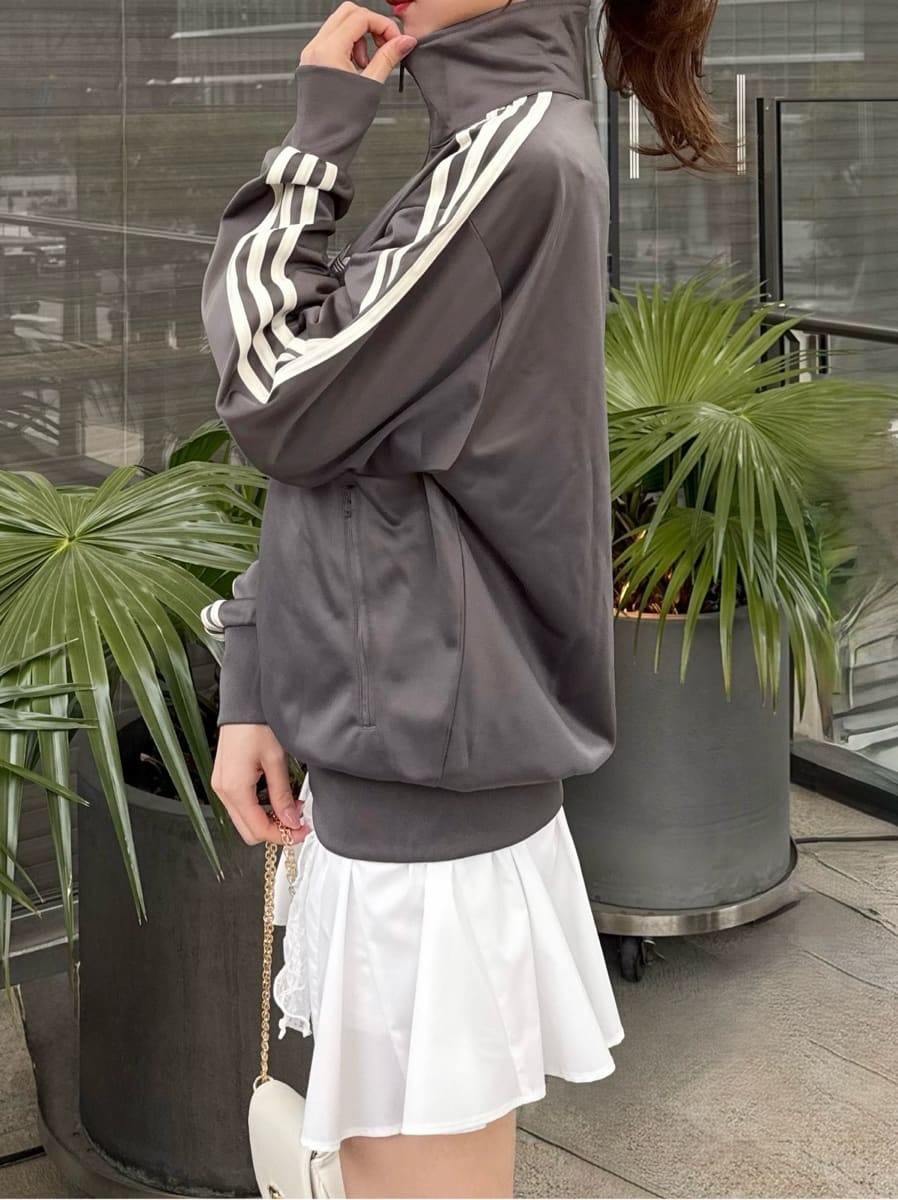 ホワイト系のその他パンツ、ホワイト系のTシャツ/カットソー、ホワイト系のショルダーバッグを着用したレディースの冬コーディネートの6枚目の写真