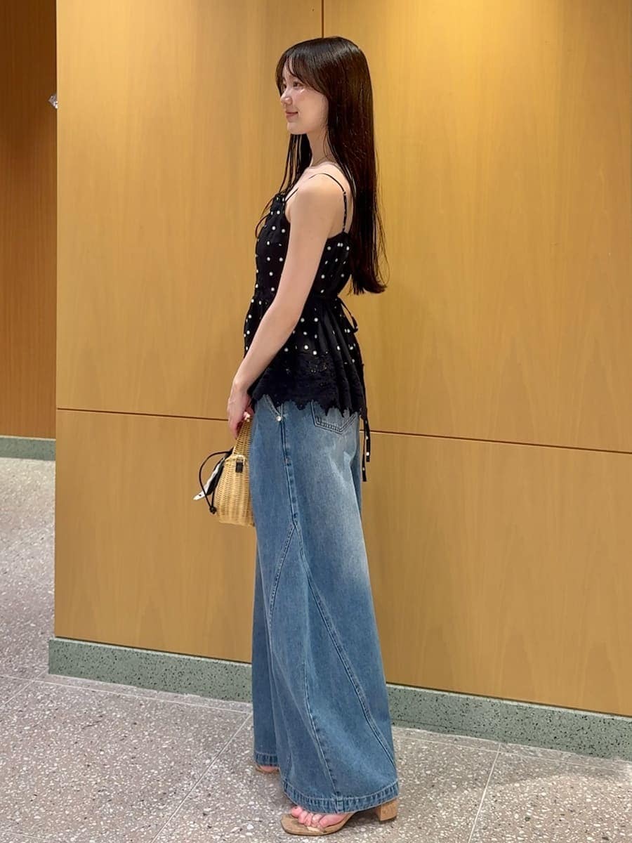 ブラック系のかごバッグ、ブルー系のデニムパンツ、その他のキャミソールを着用したレディースの夏コーディネートの2枚目の写真