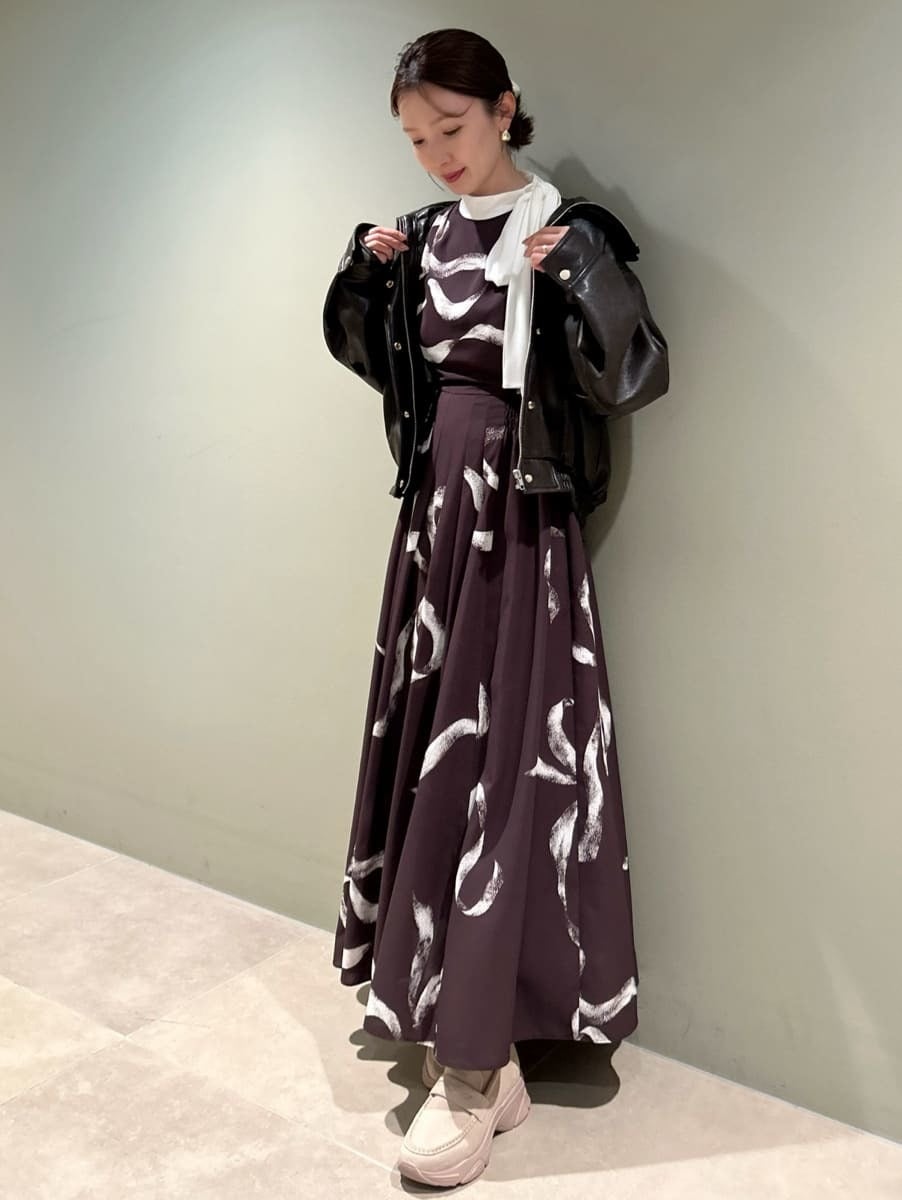 ブラウン系のブルゾン、ブラウン系のワンピース、ベージュ系のローファーを着用したレディースの冬コーディネートの5枚目の写真